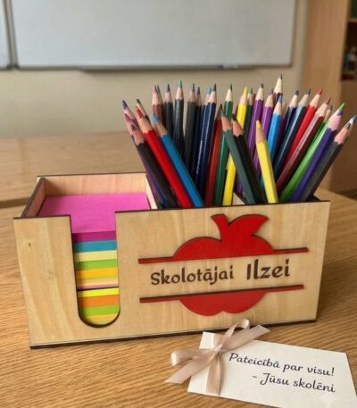 Personalizēts koka zīmuļu organizators skolotājai Ilzei ar krāsainiem zīmuļiem un piezīmju lapiņām