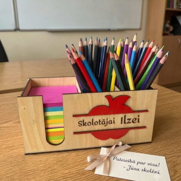 Personalizēts koka zīmuļu organizators skolotājai Ilzei ar krāsainiem zīmuļiem un piezīmju lapiņām