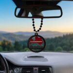 Auto piekariņš ar Latvijas karoga motīvu un personalizētu vārdu pie atpakaļskata spoguļa