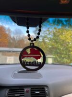 Auto piekariņš ar Latvijas karoga motīvu un personalizētu vārdu pie atpakaļskata spoguļa