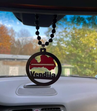 Auto piekariņš ar Latvijas karoga motīvu un personalizētu vārdu pie atpakaļskata spoguļa