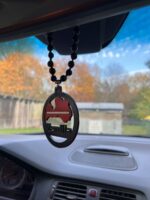 Auto piekariņš ar Latvijas karoga motīvu un personalizētu vārdu pie atpakaļskata spoguļa