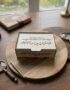 Personalizējama koka kastīte ar gravētu uzrakstu un dekoratīvu zaru ornamentu uz vāka, izmērs 20 × 15 × 5 cm.